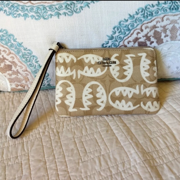 NWT Rare Coach Corner Zip Wristlet Signature CoatedCanvas Rexy Print By Guang Yu - Picture 1 of 10